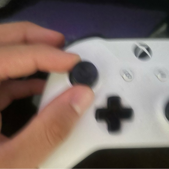 Xbox 1 s that I don’t use anymore it works amazingly the price is negotiable - Picture 5 of 5